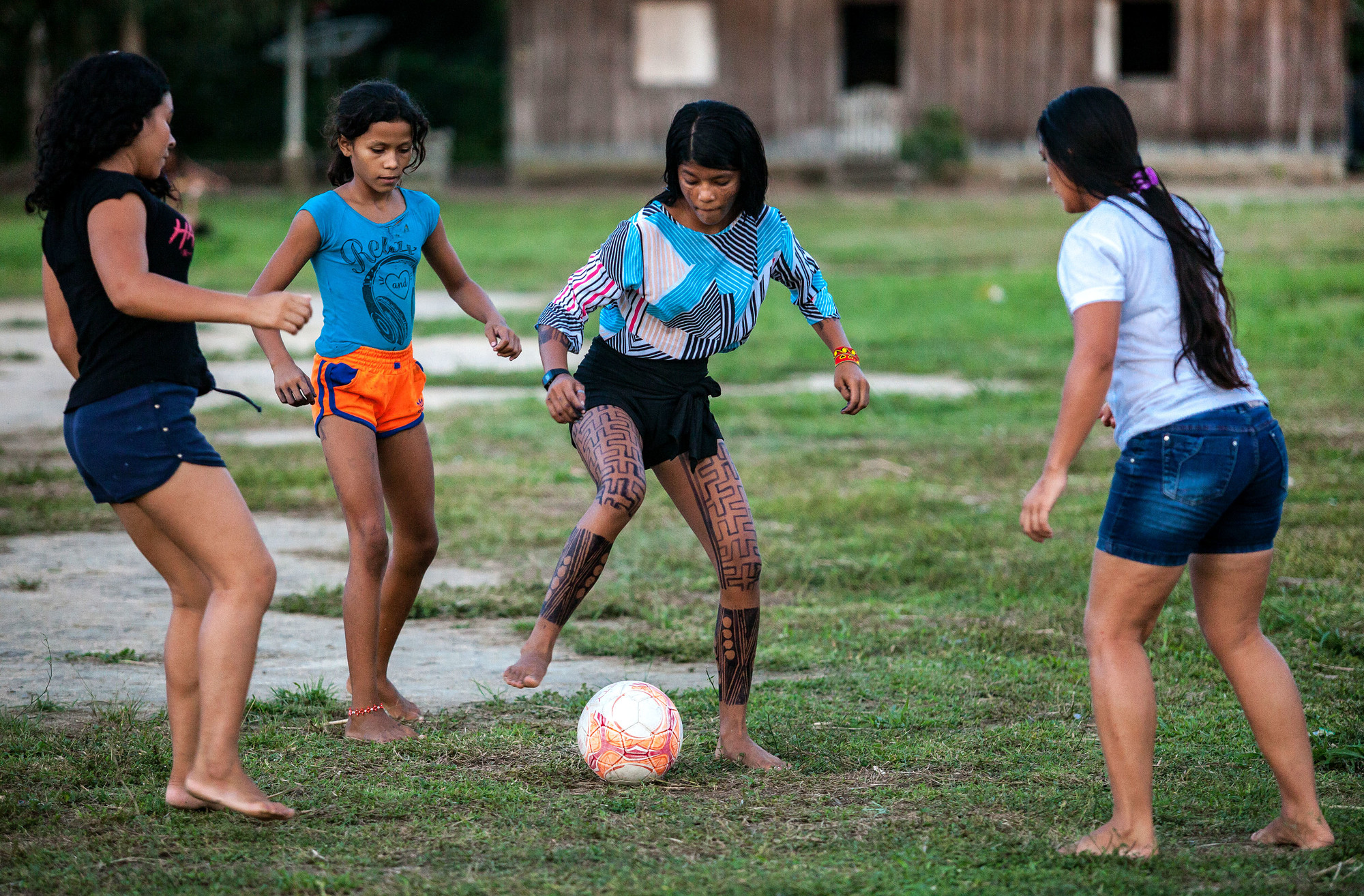 Mulheres da aldeia Tukayá jogam futebol na tarde de um dos dias da V Semana do Extrativismo. @Lilo Clareto / ISA