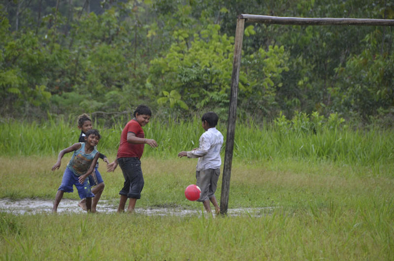 Crianças do povo Nadöb brincando de bola na Aldeia Jeremias, na TI Paraná do Boá-Boá (AM) / Foto: Silvia Futada/ISA, 2014